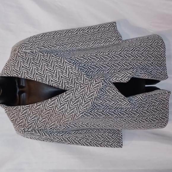 Calvin  Klein ruffled front, 3/4 sleeves. size 6P - Picture 1 of 7